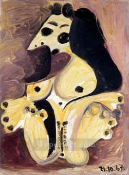 パブロ・ピカソ Painting - 藤色の背景の顔のヌード 1967 年キュビズム パブロ・ピカソ